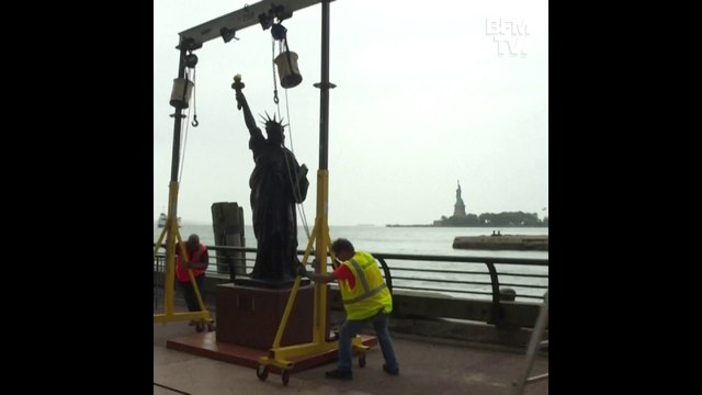 New York: une petite statue de la Liberté s'installe provisoirement sur Ellis Island, face à sa grande sœur