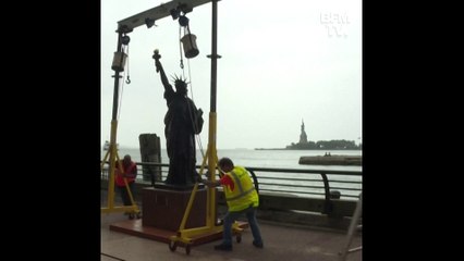 New York: une petite statue de la Liberté s'installe provisoirement sur Ellis Island, face à sa grande sœur