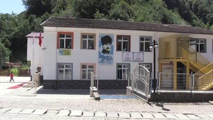 ZONGULDAK - Minik eller okul bahçesinde oluşturulan serada el emeği ürünler yetiştiriyor