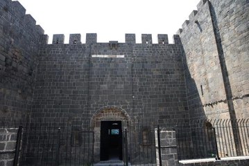 Diyarbakır Surları'ndaki tarihi Dağkapı 79 yıl sonra yerine takıldı