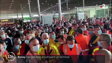 Aéroports de Paris : des centaines de grévistes manifestent contre la suppression de leurs primes, le trafic perturbé à Roissy et Orly
