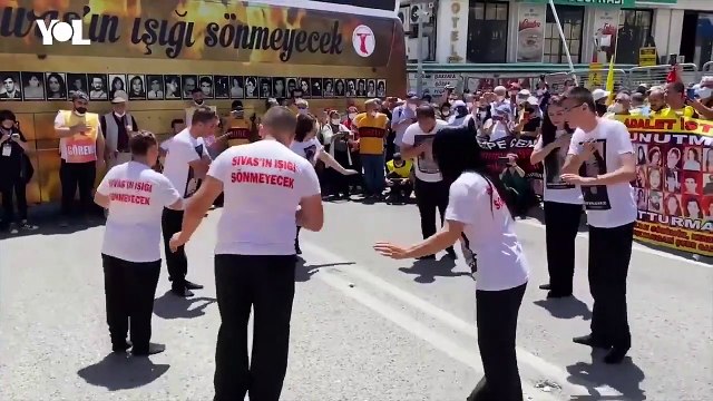 Madımak Katliamı | Madımak Oteli'nin önüne karanfiller bırakıldı, semah dönüldü