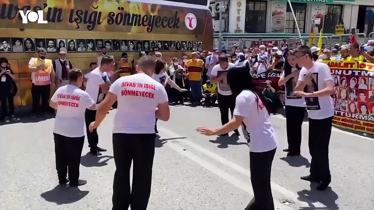 Madımak Katliamı | Madımak Oteli'nin önüne karanfiller bırakıldı, semah dönüldü
