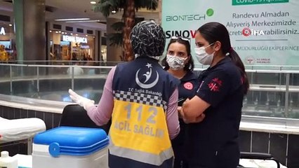 Batman’da 112 acilde çalışan hemşire, 18 yaşına giren kızına Covid aşısı yaptı