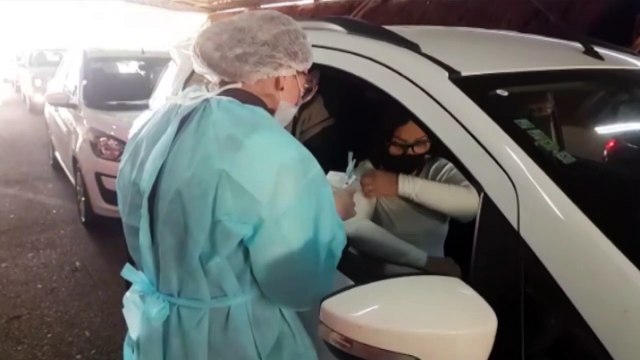 Idosos recebem a segunda dose da vacina no Centro de Convenções