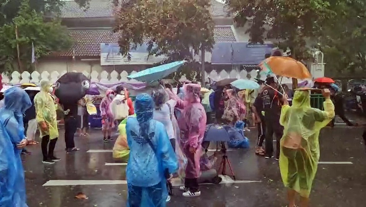 เริ่มแล้ว! ม็อบราษฎร ปิดถนน "เปิดท้ายวันศุกร์ลุกไล่เผด็จการ"  เจอฝนถล่ม