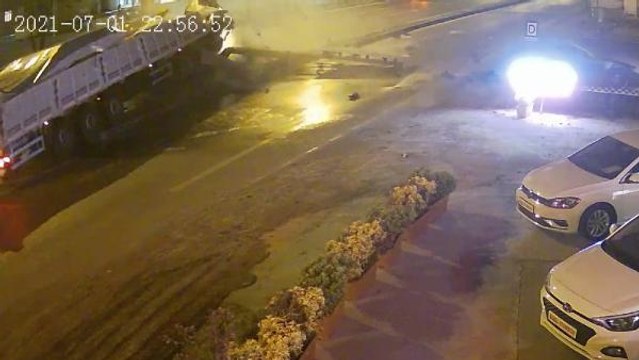 Son dakika haberleri... YÖN TABELASINA ÇARPAN TIR'IN ALEV ALDIĞI ANLAR KAMERADA