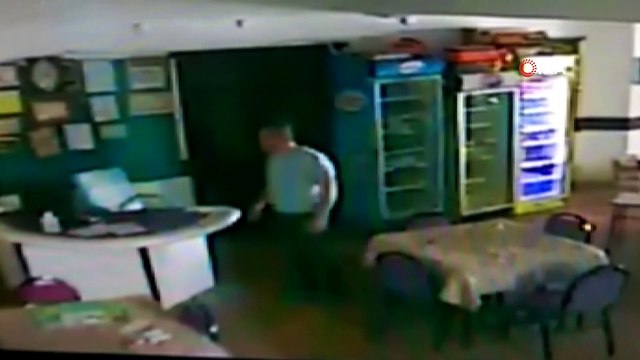 Böyle vicdansızlık görülmedi; Görme engelli adamın çayını içip telefonunu çaldı