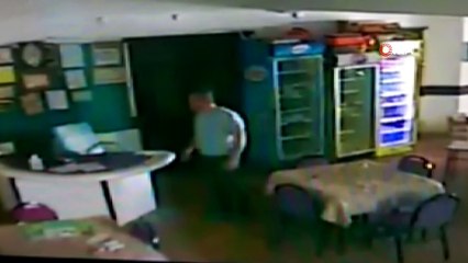 Böyle vicdansızlık görülmedi; Görme engelli adamın çayını içip telefonunu çaldı