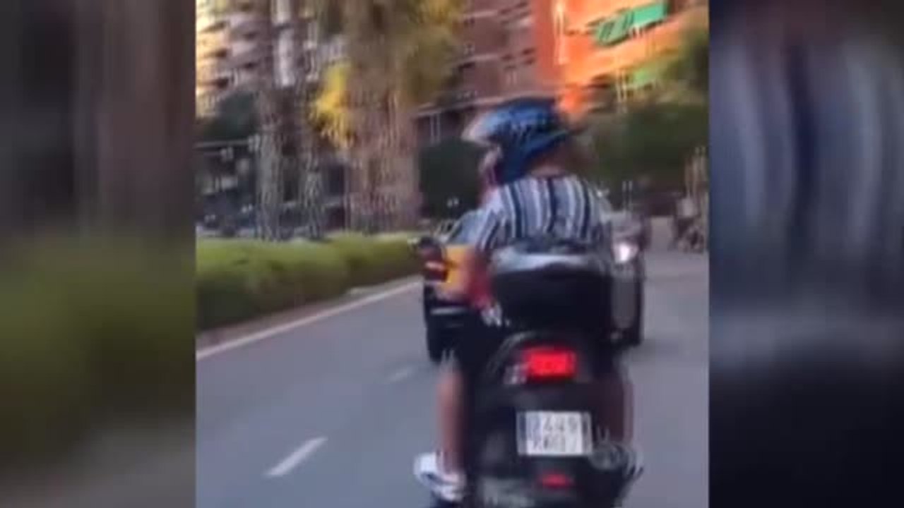 Un taxista embiste a una moto con dos ocupantes en Barcelona tras un pique de tráfico