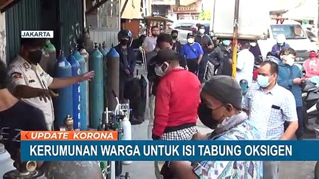 Puluhan Warga Rela Antre Demi Dapatkan Isi Ulang Tabung Oksigen