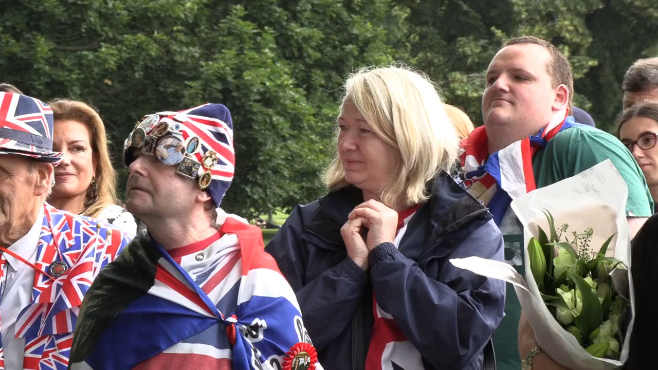 Le public anglais découvre la nouvelle statue de la Princesse Diana