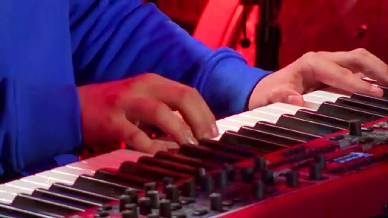 Gjon's Tears interprète "Tout L'Univers" dans "Le Grand Studio RTL"