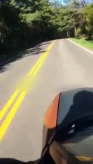 Il pousse sa voiture en panne pour profiter d'une descente et ça tourne très mal