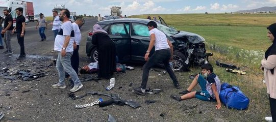 OTOMOBİLLER KAFA KAFA ÇARPIŞTI 9 YARALI