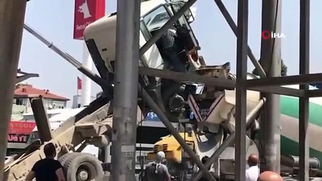 Damperi açık kalan kamyon üst geçide çarptı
