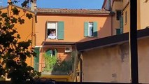 Prodi alla finestra ascolta Salvini a Bologna