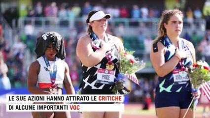Usa, l'atleta volta le spalle alla bandiera americana: "Basta razzismo sistemico". Ed è polemica
