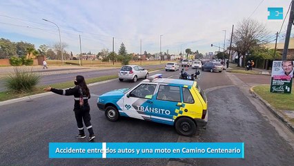 Accidente entre dos autos y una moto en Camino Centenario