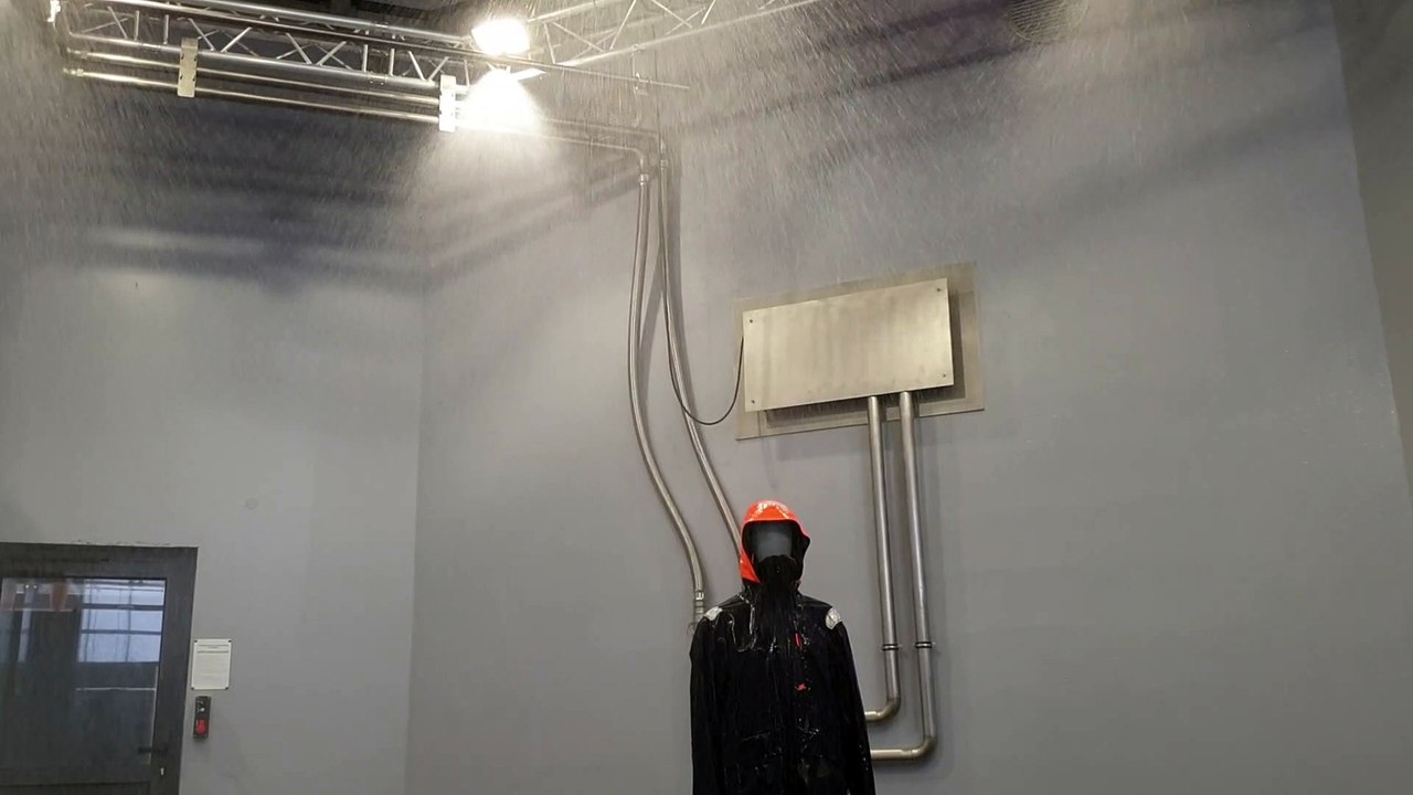 La Rain room pour tester les équipements sous une pluie tropicale