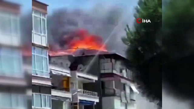 - Büyükçekmece Kumburgaz’da 5 katlı bir binanın çatısında bilinmeyen bir nedenle yangın çıktı. Olay yerine çok sayıda itfaiye sevk edildi.