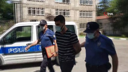 Motosikletteki 2 kişinin öldüğü, 1 polisin yaralandığı kazayla ilgili otomobil sürücüsü adliyede