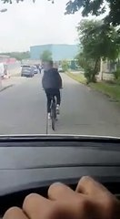 Un cycliste a la mauvaise idée d'engueuler un automobiliste derrière lui !
