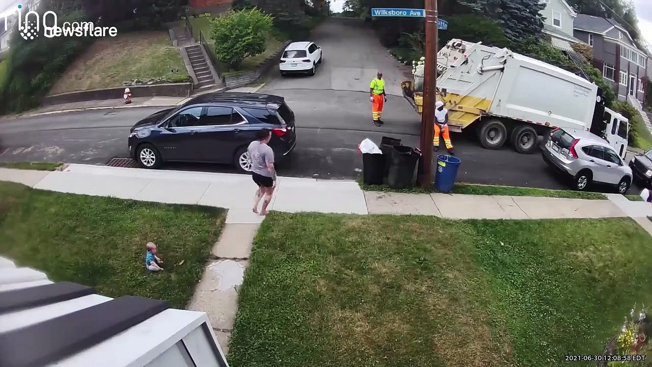 Cette maman est obligée de vider ses poubelles car les éboueurs ne veulent pas le faire