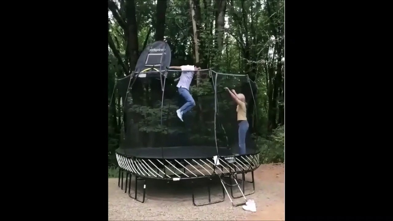 Sauter à 2 en même temps sur un trampoline ! Mauvaise idée