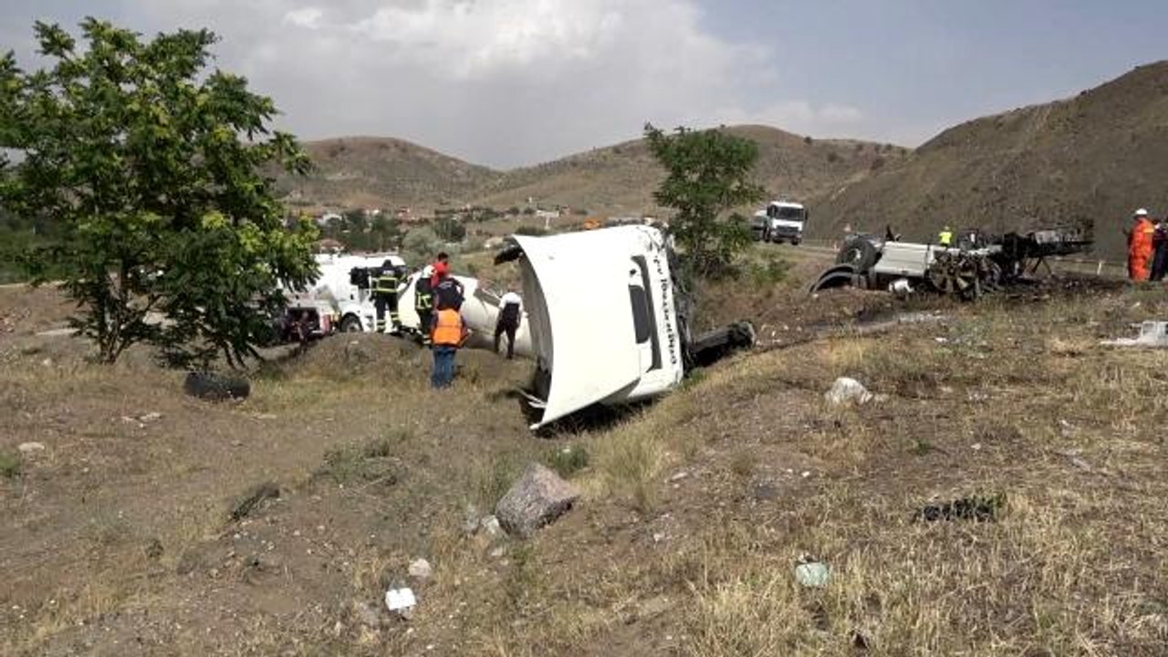 Akaryakıt yüklü tanker 3 parçaya bölündü: Ankara-Samsun kara yolunda ulaşım 2 saat aksadı