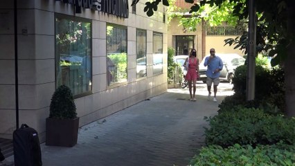 Kiko Matamoros y Marta López llegan a la clínica para el nuevo retoque del colaborador