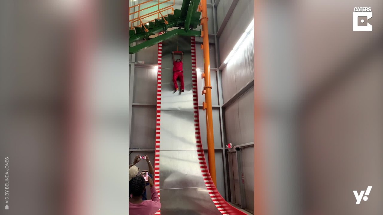 Mann überwindet Höhenangst auf Rutsche