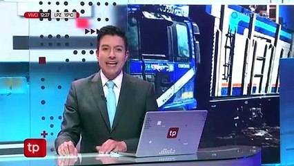 Dos horas de trabajo para poder retirar al camión que volcó en la plazuela Adela Zamudio