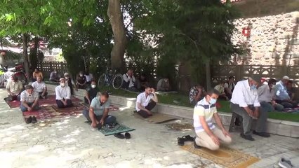Normalleşmenin ilk cumasında vatandaşlar camilere akın etti