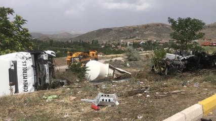 KIRIKKALE'DE AKARYAKIT TANKERİ DEVRİLDİ, YOL 3 SAAT ULAŞIMA KAPANDI