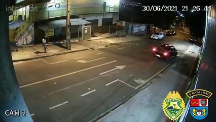 Câmera de segurança flagra assassinato de transexual