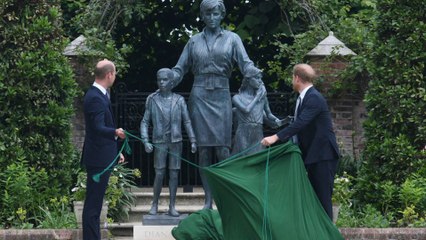 Les princes Harry et William se réunissent pour inaugurer une statue de Lady Diana