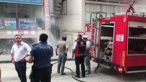 İş yerinde çıkan yangında bir kişi dumandan etkilendi