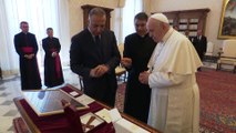 شاهد: البابا فرنسيس ورئيس الوزراء العراقي يتبادلان الهدايا في الفاتيكان