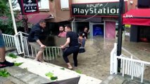 Sel suları göğsünü aştı: Dükkanlarını sel basan esnaf malzemelerini kurtarmak için seferber oldu