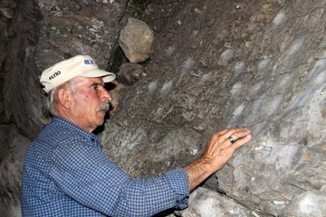 Erzurum'da ilginç gelenek, derdi olan eline taş alıp bu kayaya koşuyor