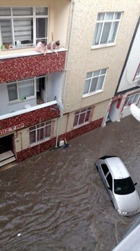 Edirne'de sağanak yağış sokakları göle çevirdi, iş yerlerini su bastı