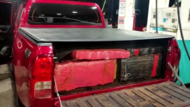 Hilux com quase uma tonelada de maconha é apreendida na Rua Jorge Lacerda em Cascavel