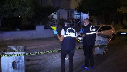 Adana'da cadde ortasında bıçaklı kavga 2 yaralı