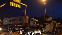 TEM’de korkunç kaza… Sürücü kabini paramparça oldu: 1 ölü