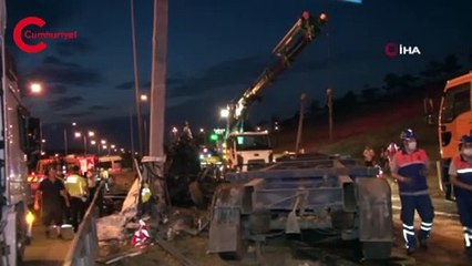 TIR tabela direğine çarptı, sürücü kabini paramparça oldu