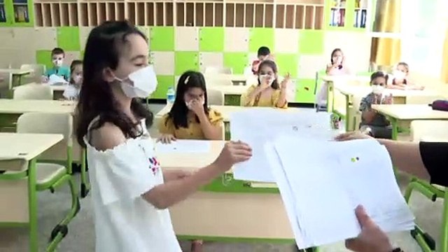 Milli Eğitim Bakanı Selçuk, köy okulundaki öğrencilerin karne sevincine ortak oldu