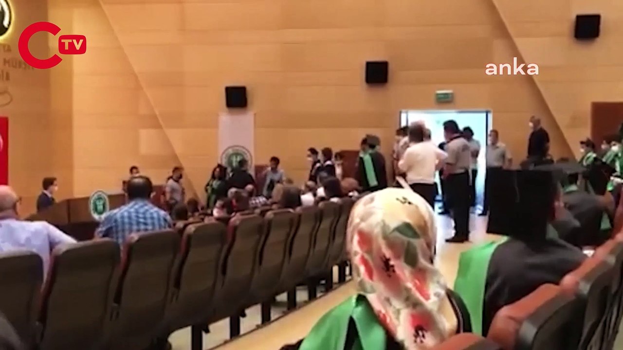 Mezuniyet töreninde “İstanbul Sözleşmesi yaşatır” ve "unutMADIMAKlımda" yazılı tişörtleri giyen öğrencilere, özel güvenlik müdahale etti