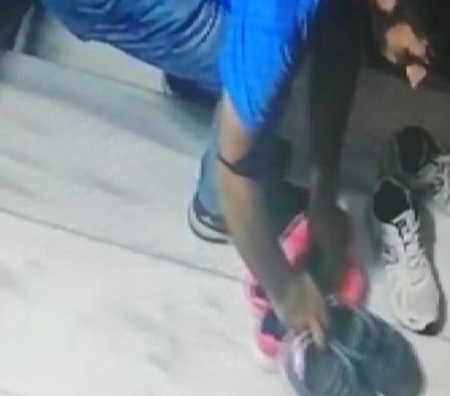 ESENYURT'TA APARTMANA GİRDİ; BEĞENDİĞİ AYAKKABILARI ÇALIP KAÇTI