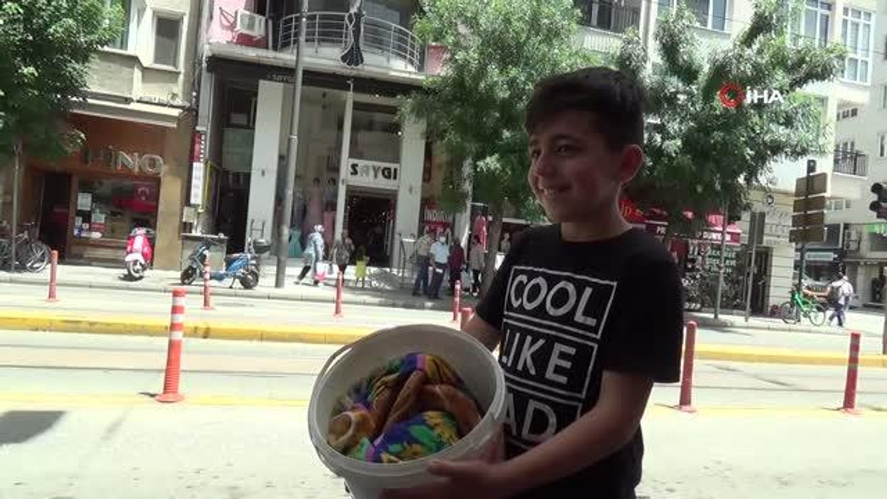 Türkmen Ahmet, karne heyecanının ardından simit satmaya devam ediyor